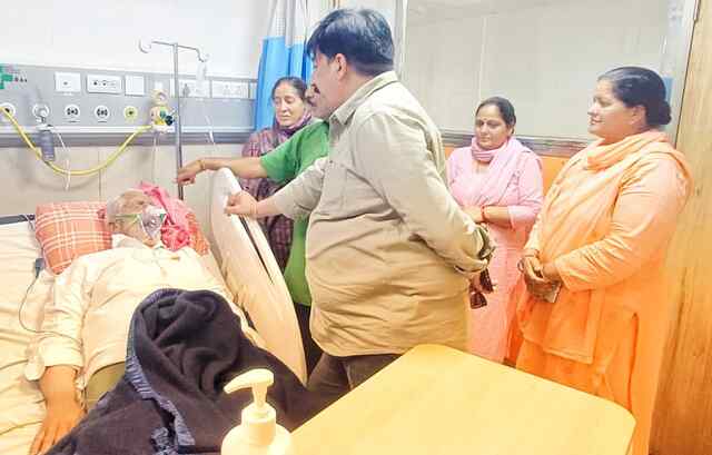 बिलासपुर के एम्स में विधायक विवेक शर्मा ने मरीजों का जाना हालचाल, शीघ्र स्वास्थ्य लाभ की कामना