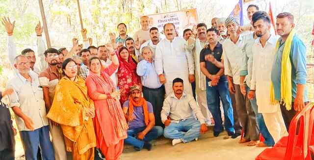 कुटलैहड़ के धनेत जिला पार्षद वार्ड में भाजपा के पक्ष में माहौल, जनता दे रही वीना देवी को समर्थन 