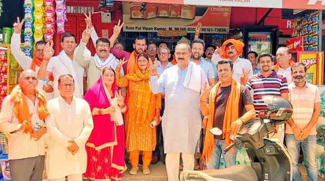 कुटलैहड़ के धनेत वार्ड में वीना देवी का तूफानी जनसंपर्क अभियान, जनता से मांगा समर्थन