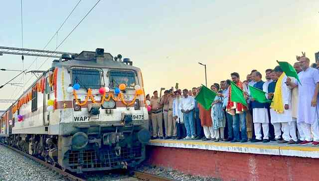 गुरमुखी एक्सप्रेस अंब अंदौरा पहुँची, हिमाचल रेल कनेक्टिविटी में एक नया अध्याय