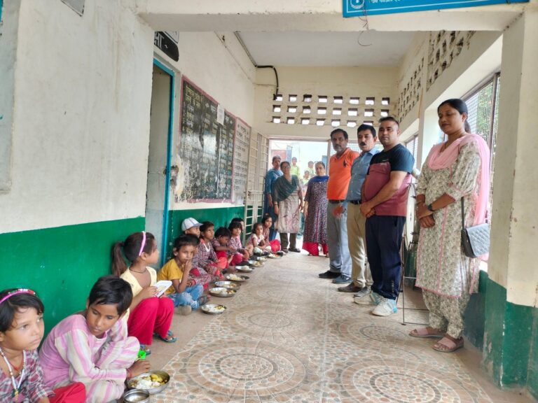 प्राथमिक स्कूल बद्दी में पार्षद ने बच्चों को कराया अतिथि भोजन