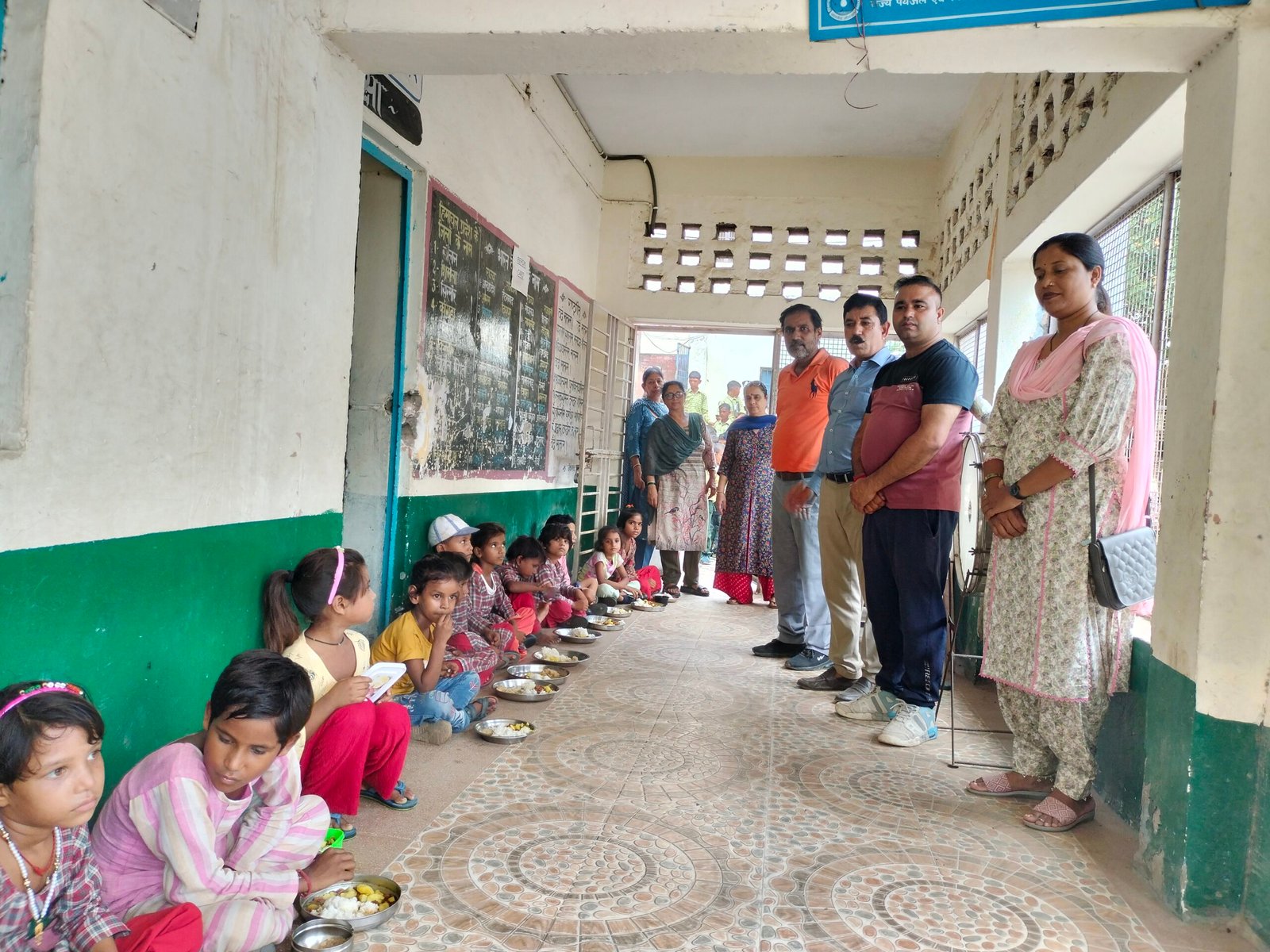 प्राथमिक स्कूल बद्दी में पार्षद ने बच्चों को कराया अतिथि भोजन
