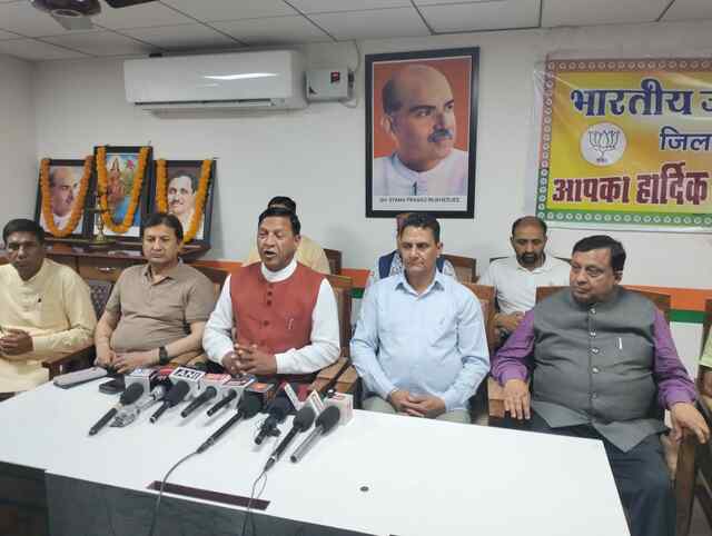 सरकार स्कूल बंद करने को उपलब्धि बता रही है: बिंदल