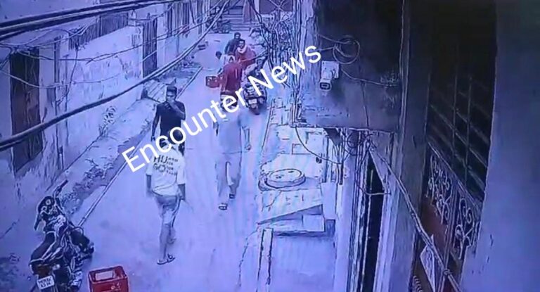 Jalandhar: इस इलाके में 2 पक्षों में हुआ टकराव, जमकर चलें ईंट-पत्थर, देखें CCTV