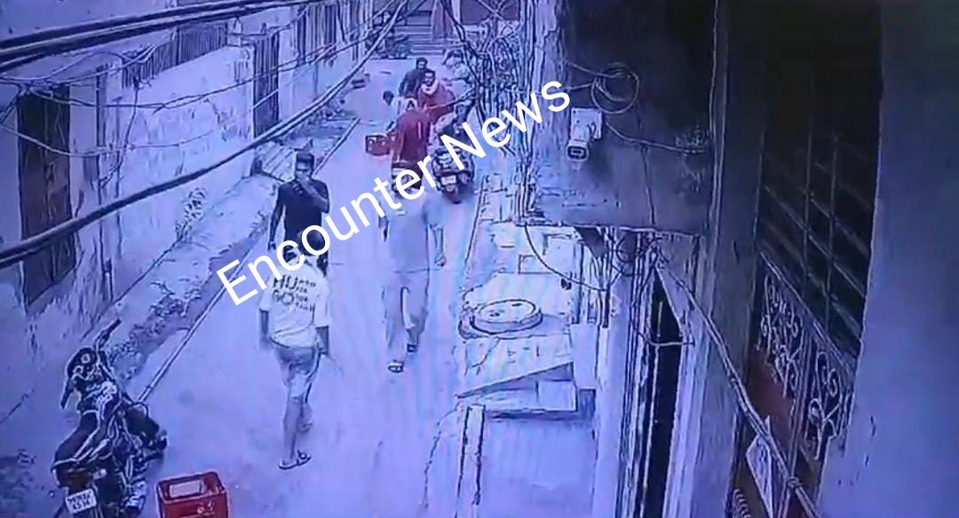 Jalandhar: इस इलाके में 2 पक्षों में हुआ टकराव, जमकर चलें ईंट-पत्थर, देखें CCTV