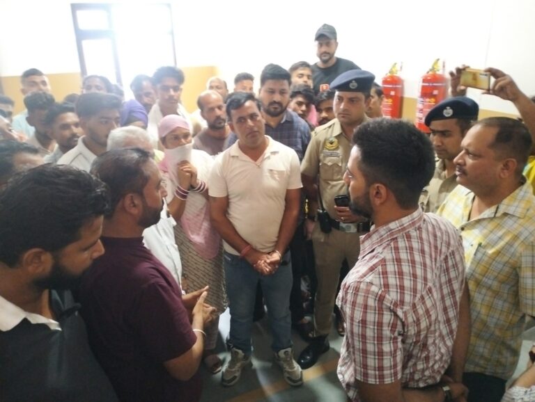 हरोली :उद्योग में कार्यरत मजदूरों को वेतन न मिलने पर सड़कों पर उतरे
