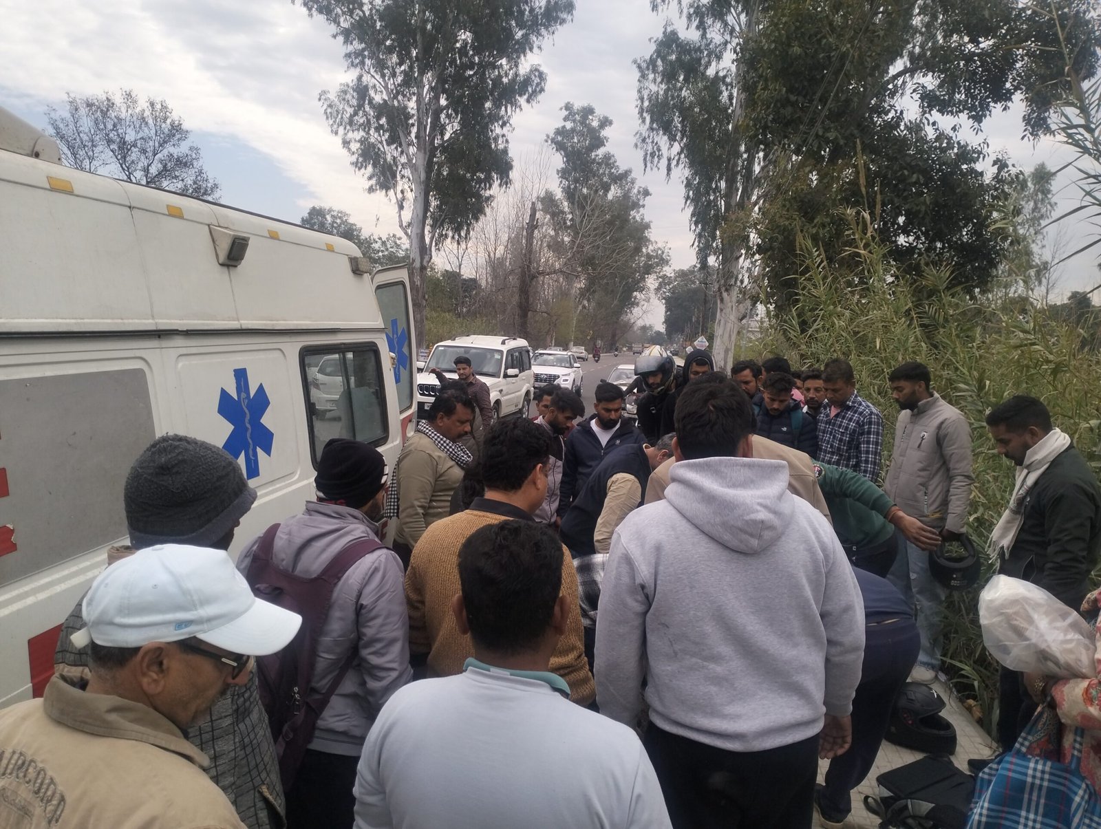 Himachal News : कार की टक्कर से बाइक सवार घायल