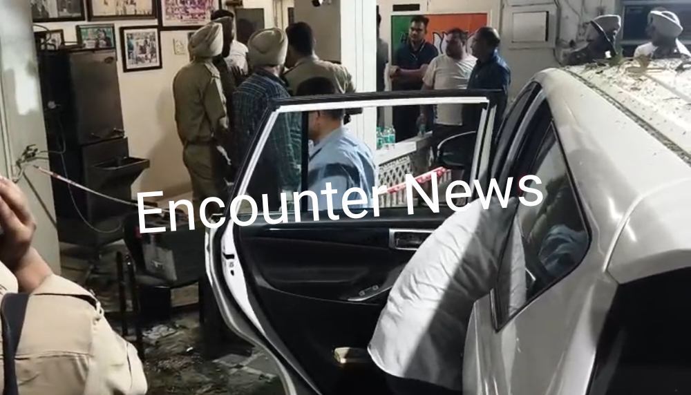 Jalandhar News: मनोरजंन कालिया के घर पर ग्रेनेट अटैक से टूटा दरवाजा, गाड़ी डैमेज, देखें वीडियो