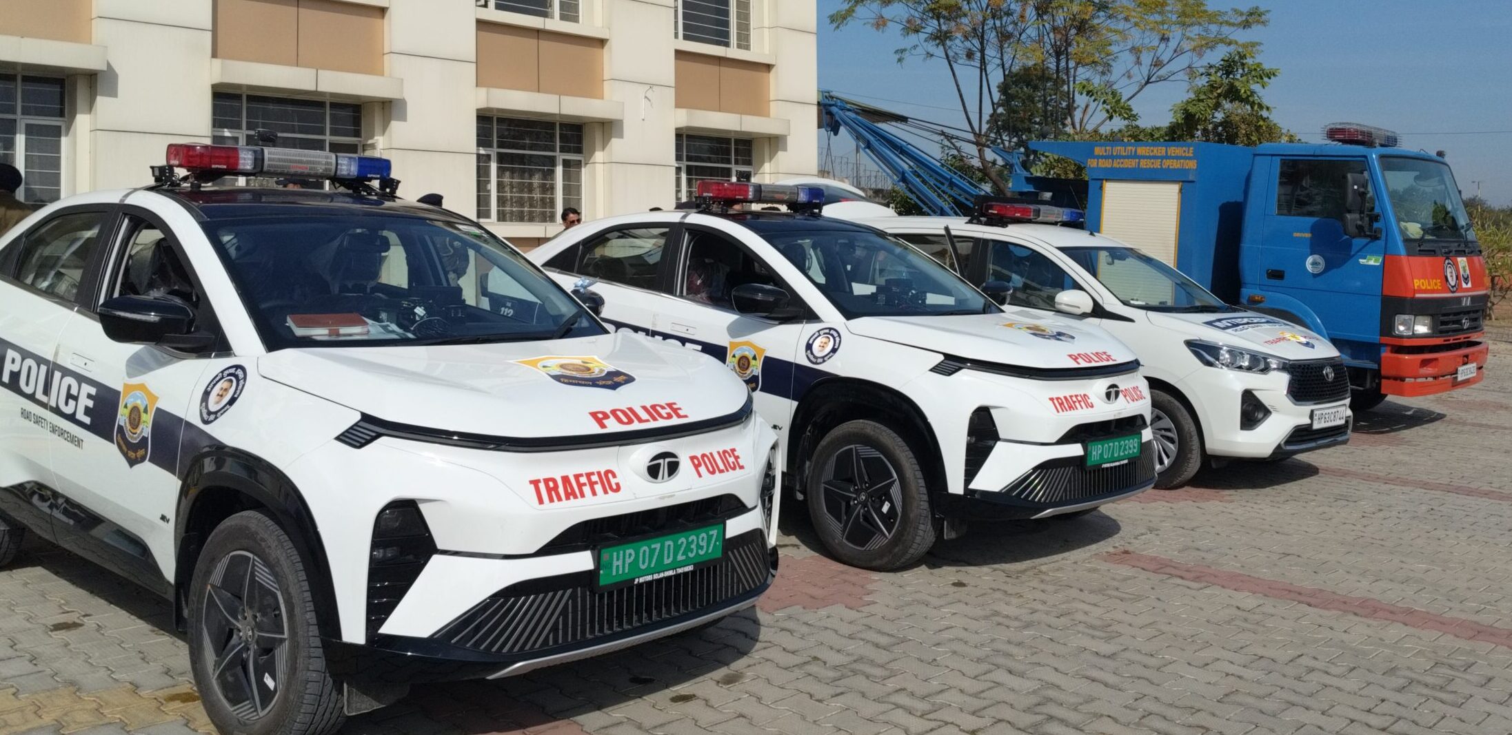 पुलिस को मिली आधुनिक तकनीक से लैस नई गाड़ियां , SP ऊना अमित यादव ने हरी झंडी दिखाकर किया रवाना