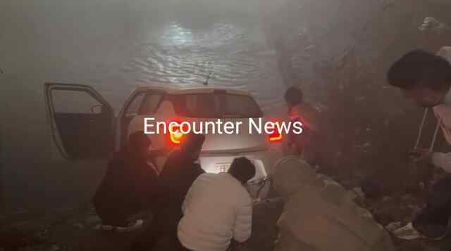 Jalandhar News: कोहरे का कहर, DAV College के पास गंदे नाले में फंसी कार, देखें वीडियो