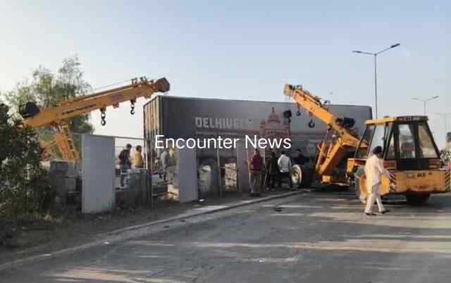 Jalandhar News: Highway पर रेलिंग तोड़ता हवा में लटका ट्राला, लगा जाम, 3 क्रेन कर रही रेस्क्यू, देखें वीडियो