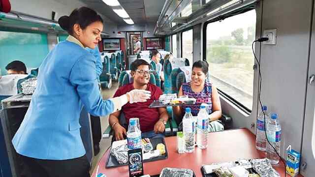 IRCTC ने यात्रियों की लिए शुरु की नई सुविधा, सीट पर मिलेगा खाना, करना होगा ये काम