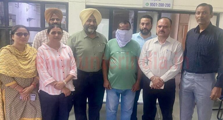 Jalandhar News: पत्रकारिता की आड़ में ब्लैकमेलिंग करने वाले शातिर ठग रंगे हाथ गिरफ्तार, एक फरार