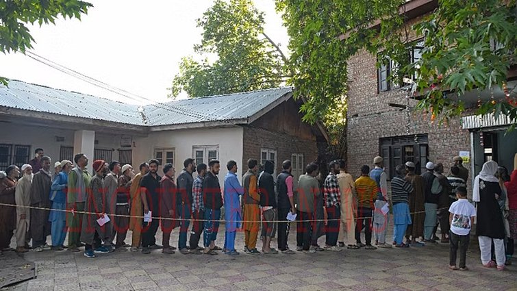 Jammu Kashmir Election Live: शुरुआती 2 घंटे में 11.11 फीसदी हुई वोटिंग, पंडितों ने किया मतदान