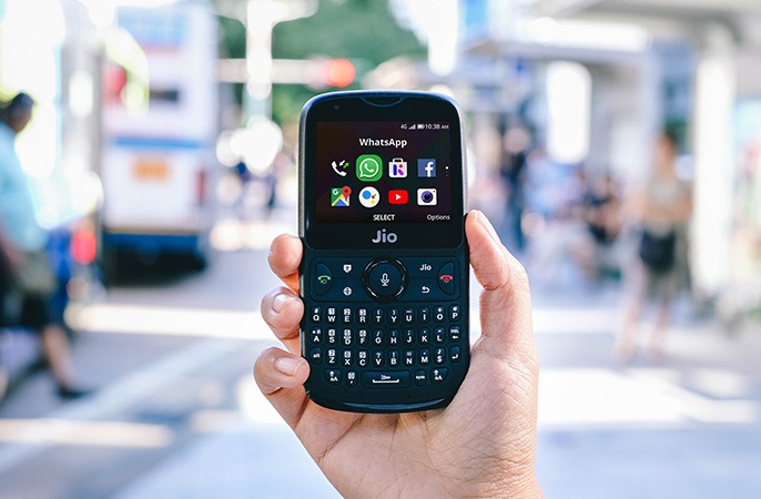 भारत में लाॅन्च हुआ नया JioPhone, चलता है WhatsApp और YouTube, जानें कीमत