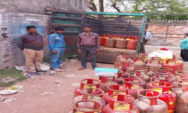 अवैध LPG रिफिलिंग रैकेट मामले में 45 सिलेंडरों सहित 3 गिरफ्तार