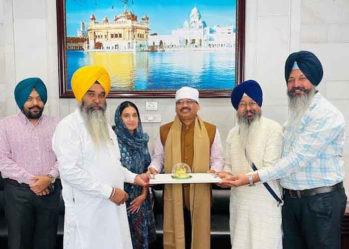 Punjab News: मुख्य सचिव KAP सिन्हा ने लिया श्री दरबार साहिब और दुर्ग्याणा मंदिर का आशीर्वाद, नई जिम्मेदारियों के लिए मांगी प्रार्थना