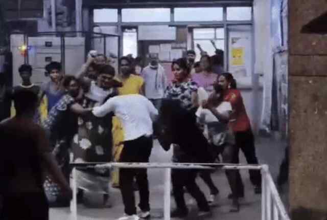 किन्नरों ने निर्वस्त्र होकर डाक्टरों को पीटा, सुरक्षा गार्ड बने रहे मूक दर्शक