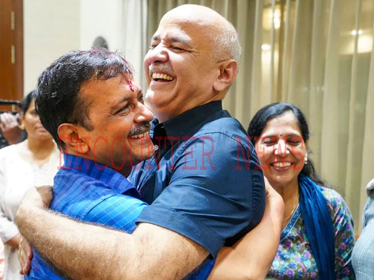 आज Arvind CM पद से देंगे इस्तीफा, Kejriwal से मिलने पहुंचे Manish Sisodia