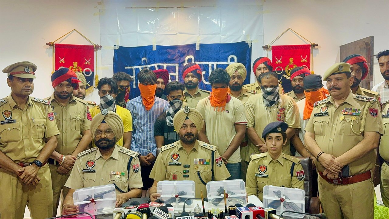 Jalandhar News: अंकुश भैया गिरोह के कुख्यात गैंगस्टर पुलिस मुलाजिम सहित गिरफ्तार, देखें वीडियो