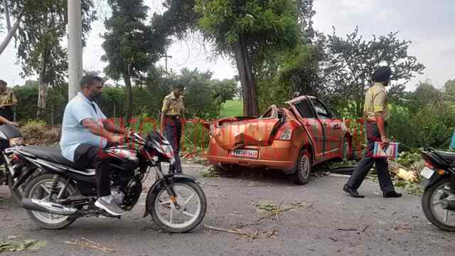 Punjab: चलती कार पर पेड़ गिरने से लड़की की मौत, 4 घायल, देखें वीडियो