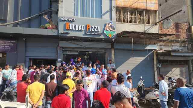 Jalandhar News: फिर विवादों में Kulhad Pizza Couple, निहंगों ने किया हंगामा, देखें वीडियो