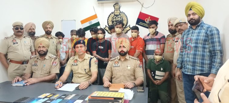 Punjab News: ठगी मारने के मामले में भारी मात्रा में मोबाइल व वाहनों सहित 10 आरोपी गिरफ्तार