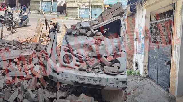 Jalandhar News: V-Mart के पास इमारत की गिरी दीवार, मलबे में दबी गाड़ी, देखें Live