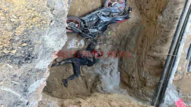 इलाके में हुआ हादसाः जल बोर्ड के गड्ढे में गिरकर बाइक सवार की मौत