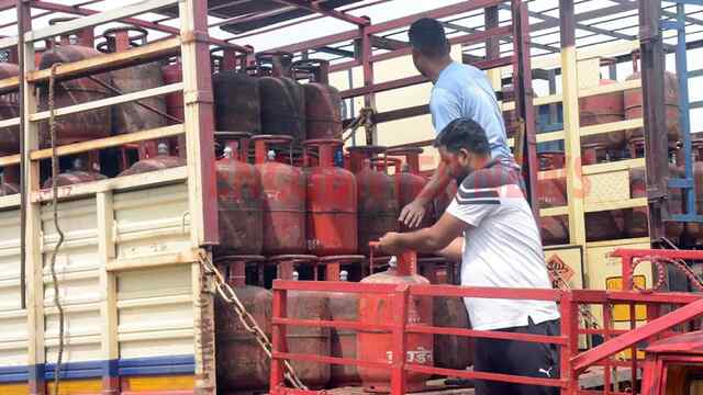 रक्षा बंधन से पहले LPG सिलेंडर के दामों में हुई कटौती