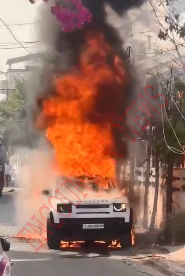 सड़क किनारे खड़ी Land Rover Defender में लगी भीषण आग, देखें वीडियो