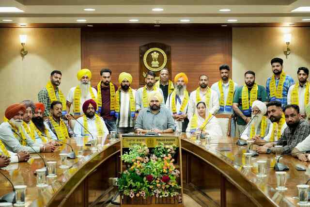 Punjab News: मान सरकार ने विरोधियों को दिया बड़ा झटका, कांग्रेस, अकाली दल और भाजपा के कई नेता पार्टी में शामिल