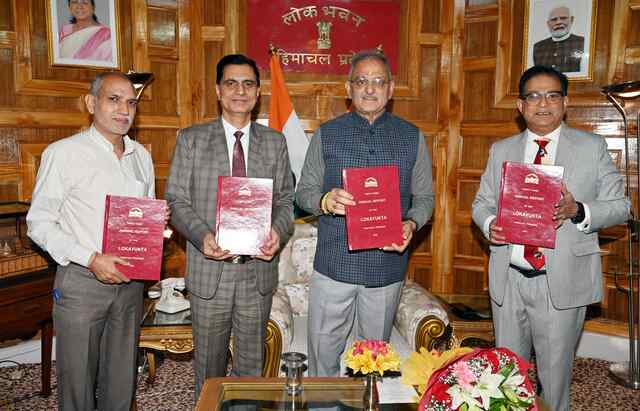 राज्यपाल कोे लोकायुक्त ने वार्षिक प्रतिवेदन प्रस्तुत किया