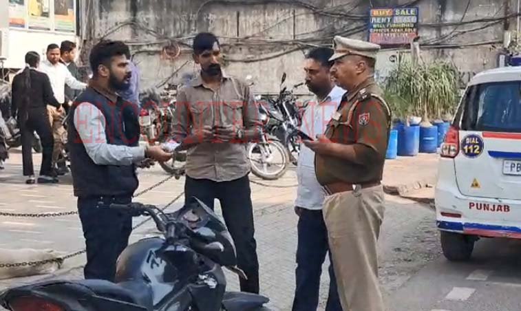 Punjab News: दिन दहाड़े ICICI Bank के बाहर गाड़ी से लाखों रुपए का बैग लेकर आरोपी फरार, देखें वीडियो