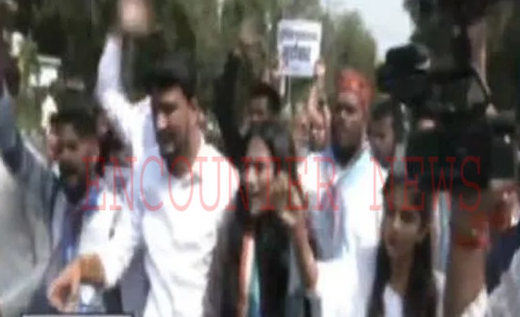 ड्रग्स मामले में कांग्रेस विंग NSUI का प्रदर्शन, Police Commissioner को चूड़ियां भेंट करने पहुंचे