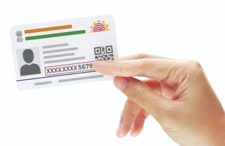Hotel Booking के लिए भूलकर भी न दें Original Aadhar Card, अपनाएं ये तरीका