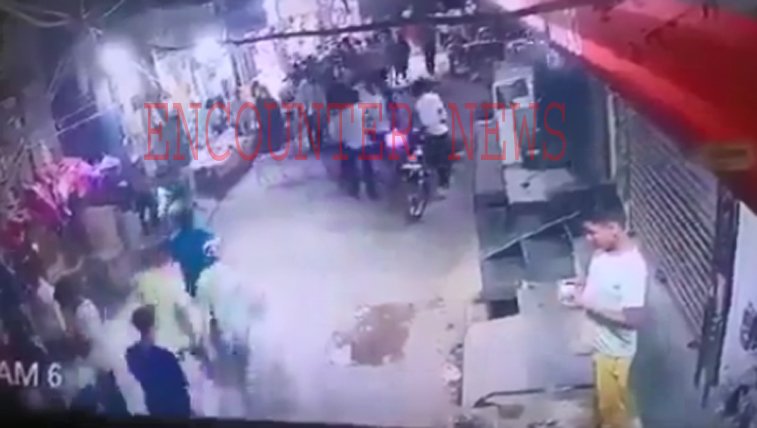 मेले में रास्ता नहीं देने से हमलावारों ने 2 भाईयों पर चाकू से हमला, एक की मौत, देखें CCTV