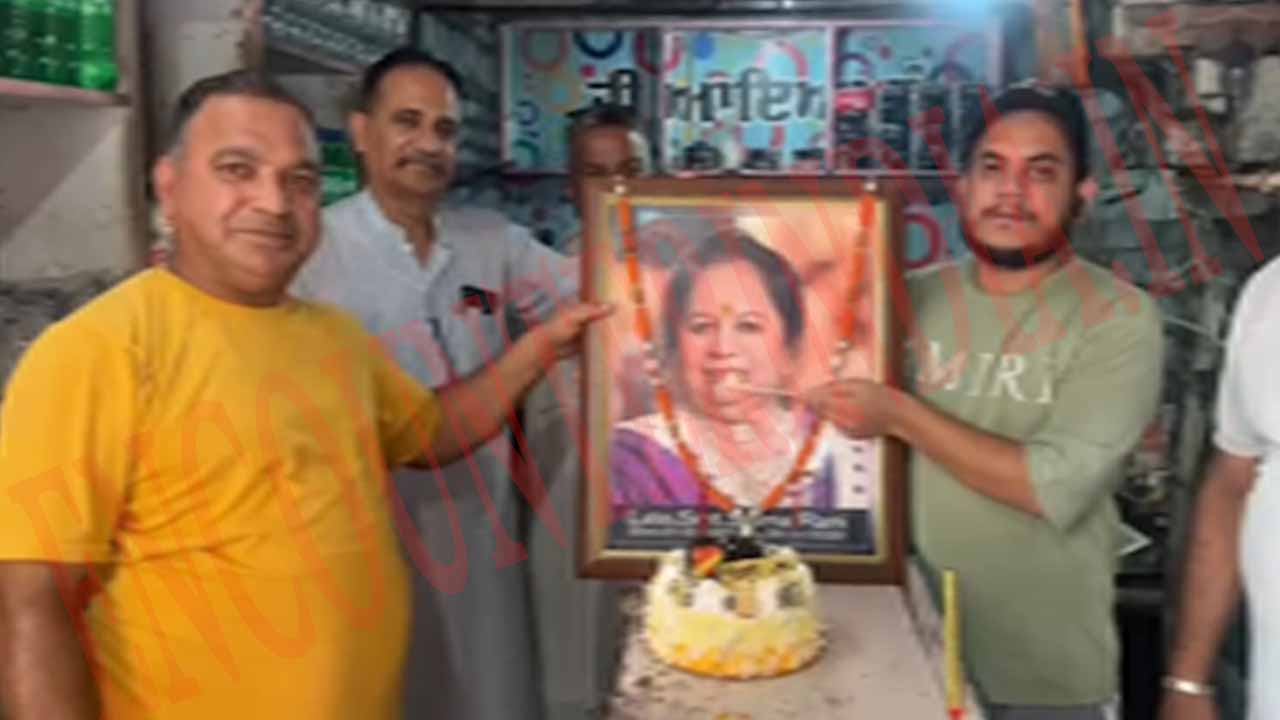 Punjab News: प्यार की अनोखी मिसाल, पत्नी की मौत के बाद पति ने तस्वीर के सामने मनाई शादी की सालगिरह, देखें वीडियो
