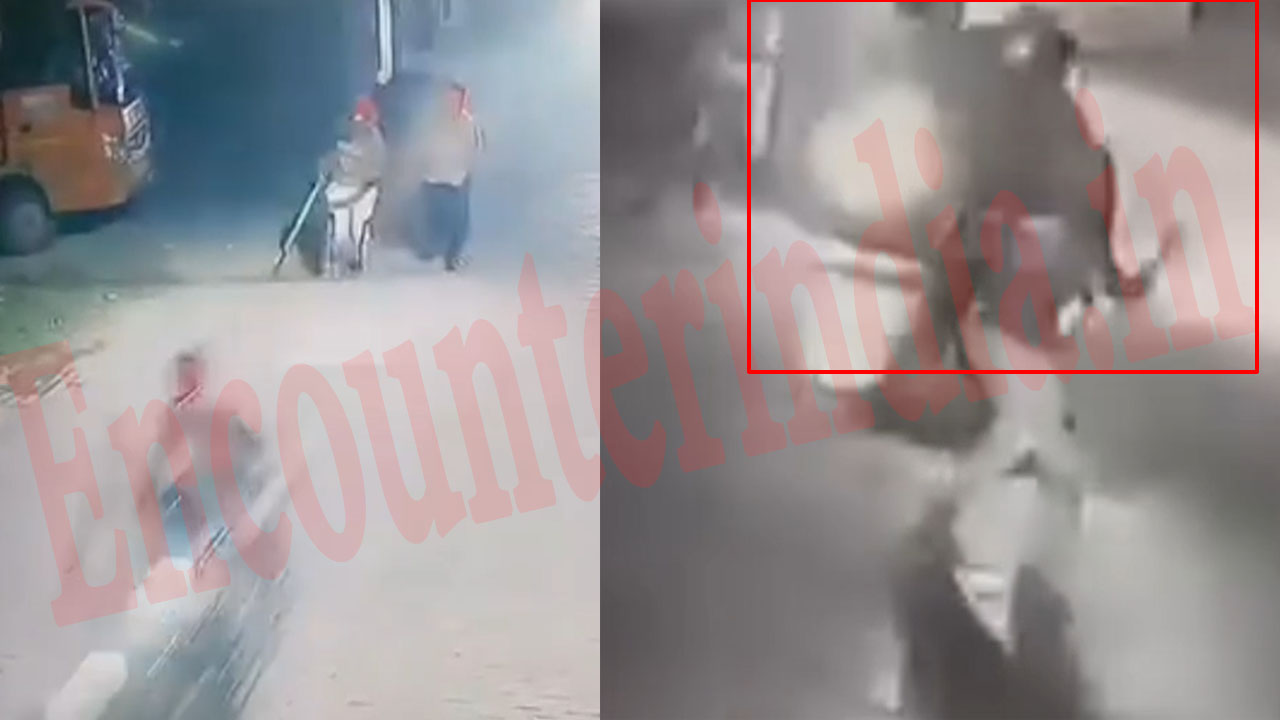 Punjab News: 2 लोगों ने स्कूटी सवार युवकों पर धारदार हथियारों से किया हमला, देखें CCTV