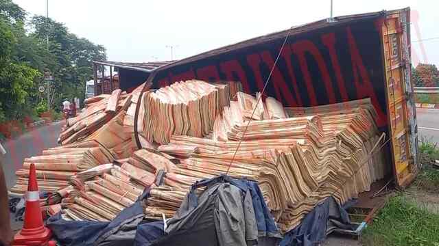Jalandhar News: हाईवे पर हुए हादसे में पलटा ट्रक, देखें वीडियो