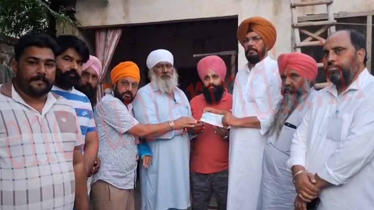 Punjab News: बाढ़ पीड़ित परिवार को विधायक धालीवाल ने 4 लाख का सौंपा Cheque, देखें वीडियो