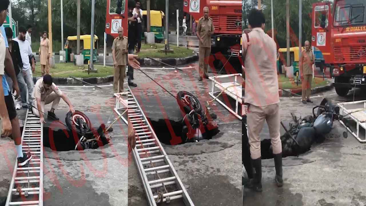 T-Point पर सड़क धंसने से बाइक सहित गड्ढे में गिरा युवक, देखें वीडियो