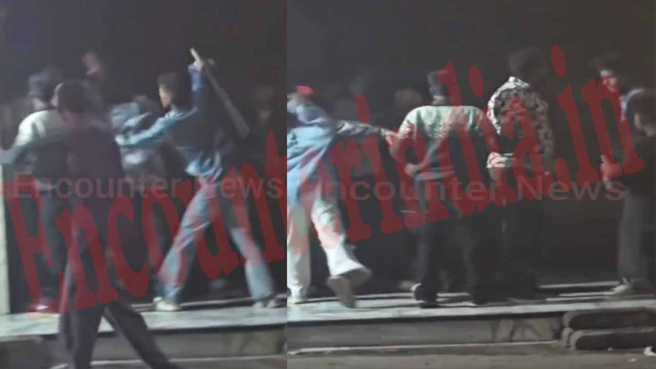 Punjab News: ढाबे के बाहर भिड़े शराबी, सरेआम चलाए दातर व तलवारें, देखें वीडियो