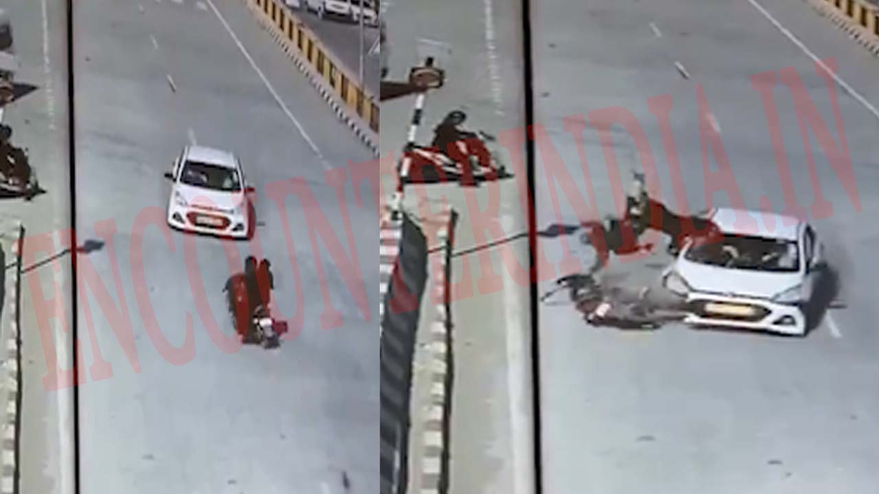 हाईवे पर कार और बाइक की टक्कर में कई फीट हवा में उछले नौजवान, देखें CCTV