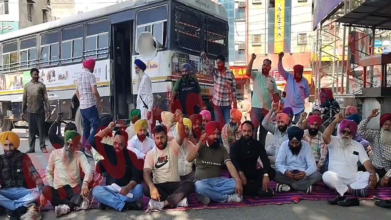 Punjab Roadways, PUNBUS और PRTC के ठेका कर्मचारियों ने किया बस स्टैंड बंद, देखें वीडियो