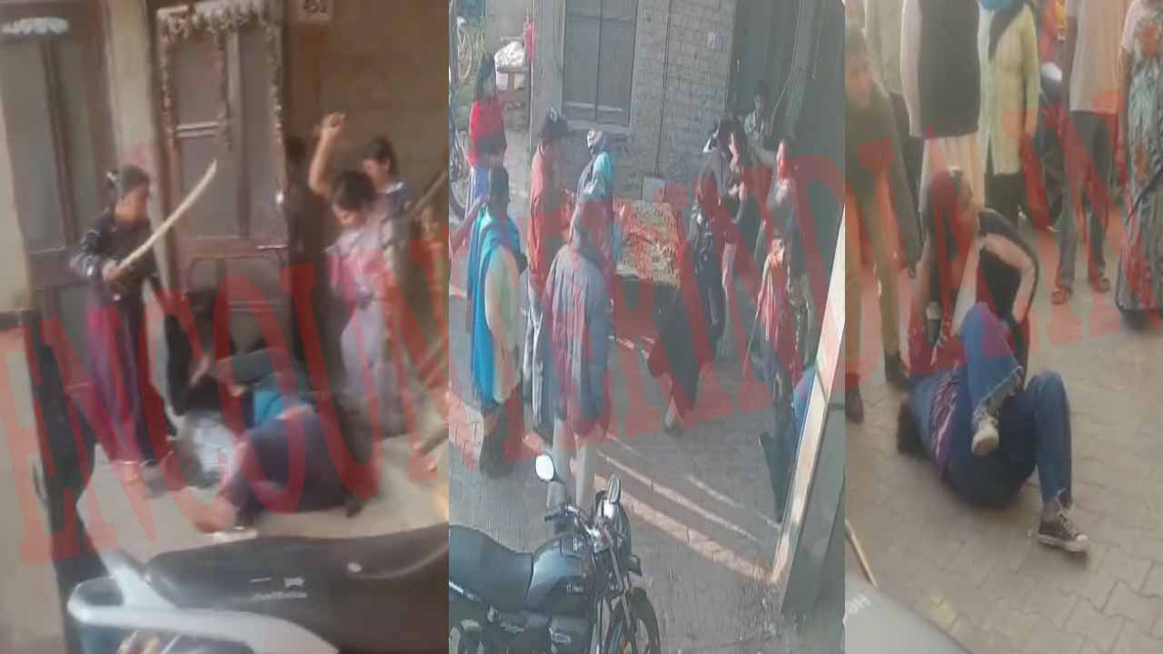 महिलाओं में हुई झड़प, जमकर चले लात-घूंसे और डंडे, देखें वीडियो