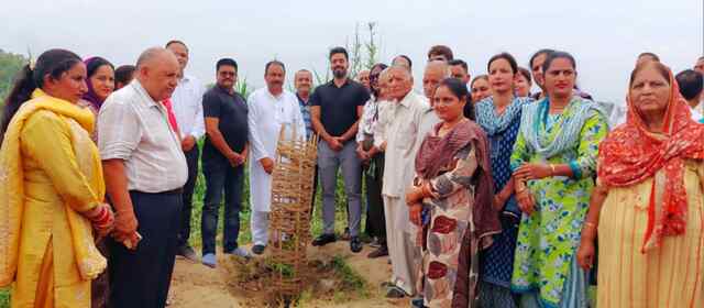 उपायुक्त ने एनआरएसटी सेंटर घालूवाल में पौधारोपण कर दिया पर्यावरण संरक्षण का संदेश