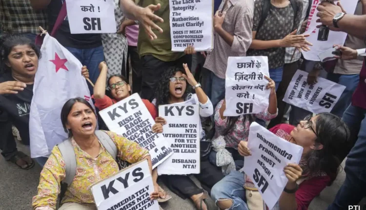 NEET Paper Leak Case: NEET पेपर लीक मामले में 4 जिलों समेत 7 जगहों पर CBI की छापेमारी