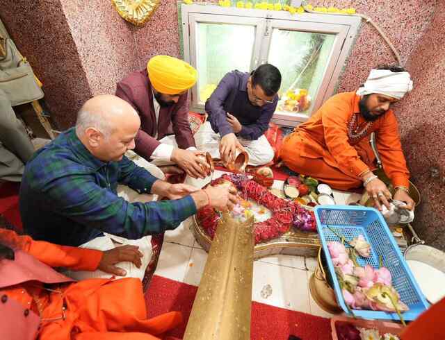 Punjab News: महाशिवरात्रि पर अरविंद केजरीवाल और मुख्यमंत्री भगवंत सिंह मान ने धूरी के श्री रणकेश्वर महादेव मंदिर में किया पूजन
