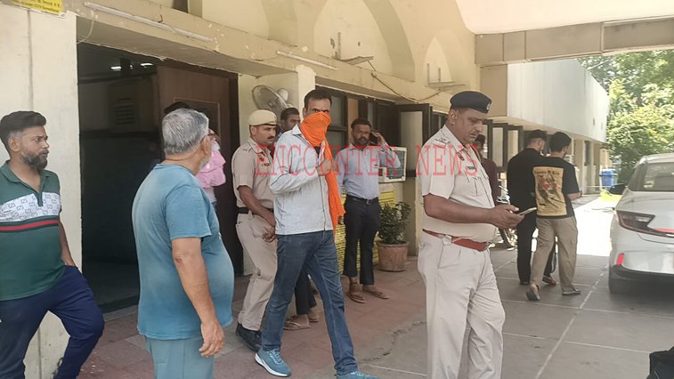 सेना की वर्दी पहनकर ट्रेनों से फौजियों का सामान चोरी करने वाला Punjabi गिरफ्तार